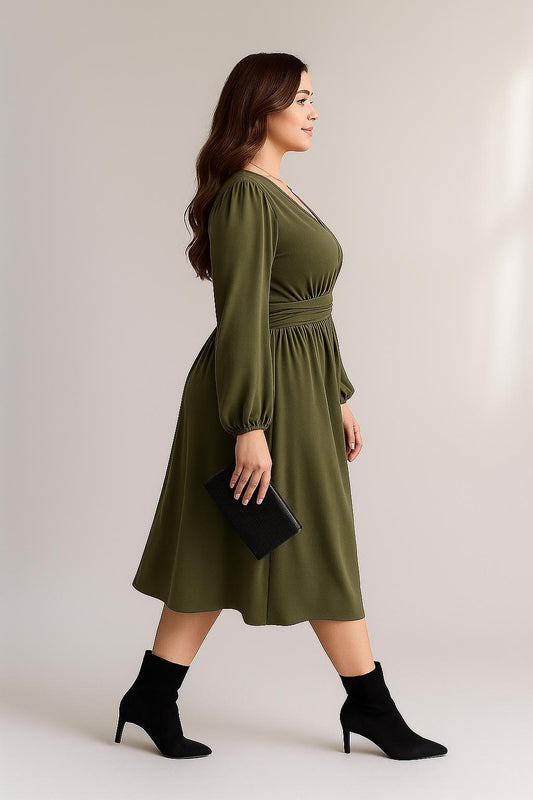 Oliwkowozielona sukienka midi z dekoltem w serek i długim rękawem